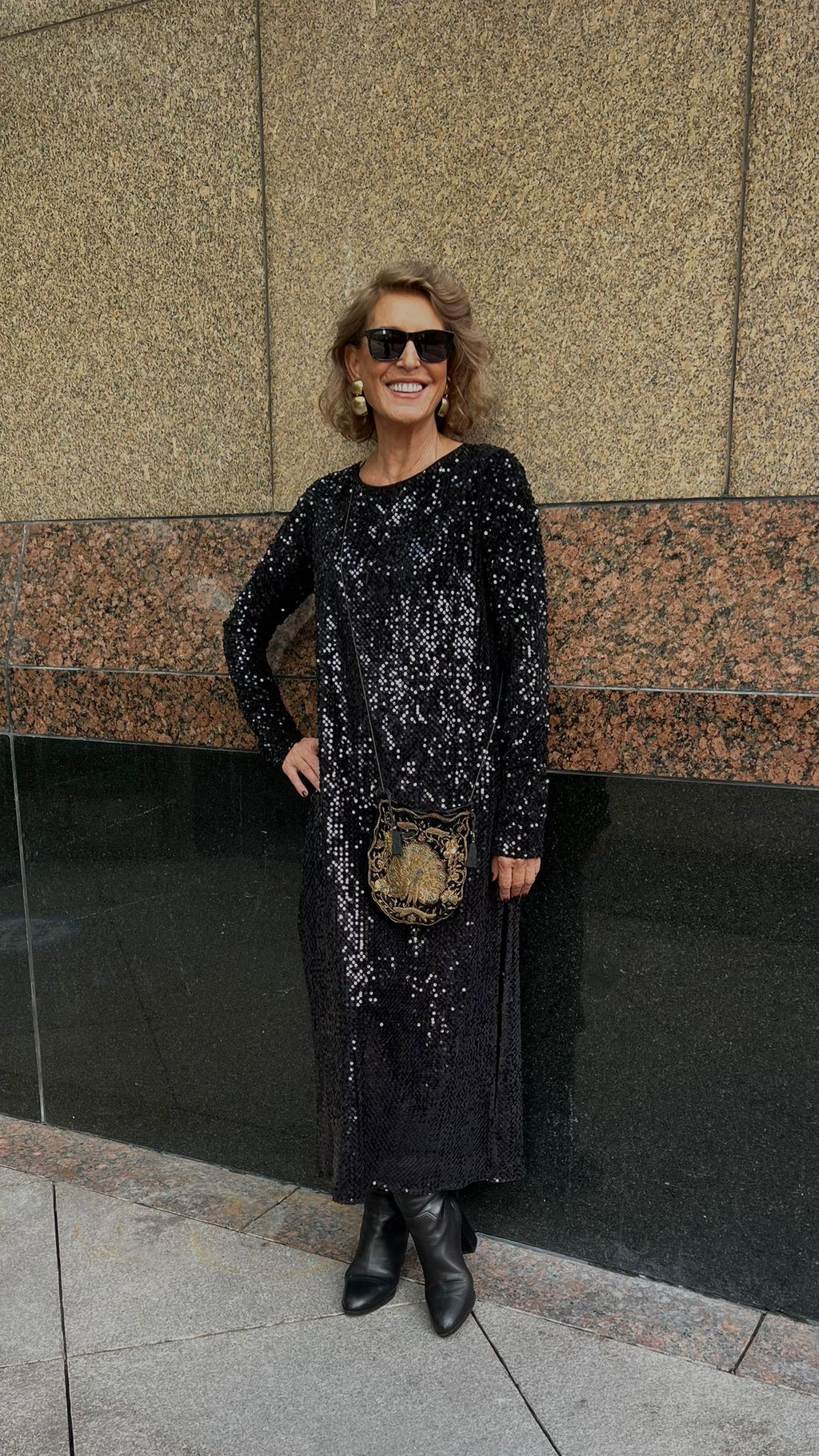 Siyah Payetli Rahat Kesim Stil Uzun Yırtmaçlı Elbise