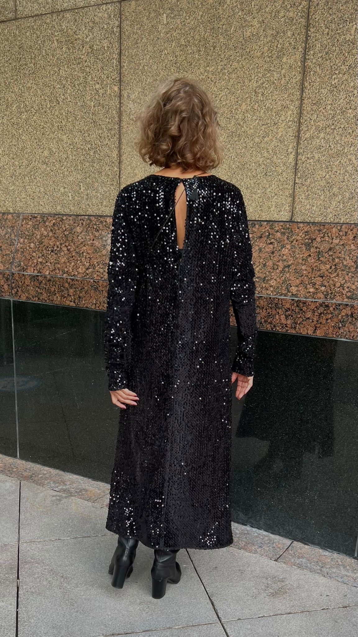 Siyah Payetli Rahat Kesim Stil Uzun Yırtmaçlı Elbise