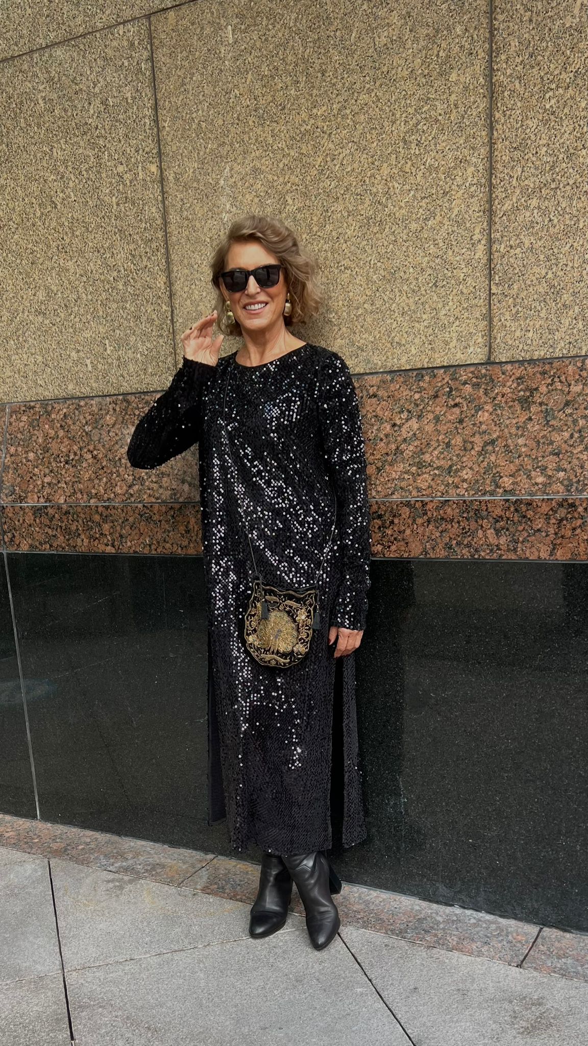 Siyah Payetli Rahat Kesim Stil Uzun Yırtmaçlı Elbise