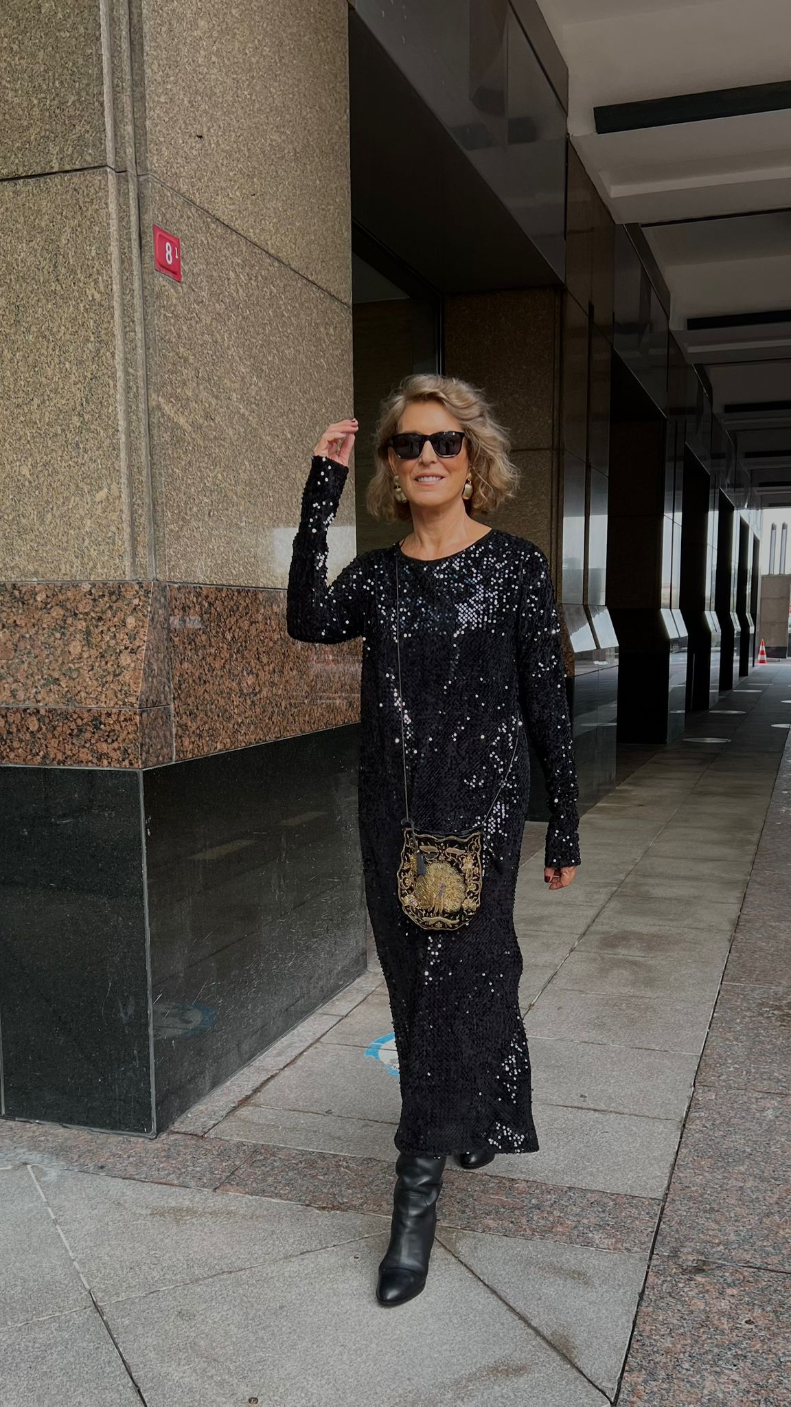 Siyah Payetli Rahat Kesim Stil Uzun Yırtmaçlı Elbise