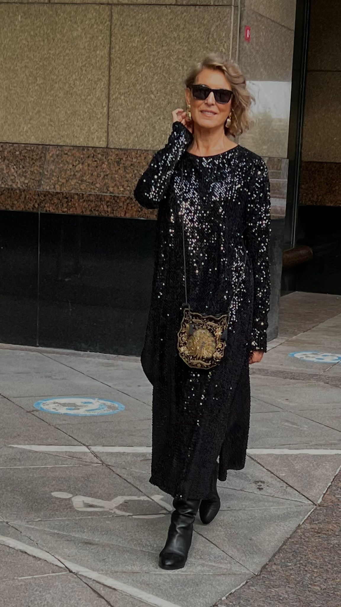 Siyah Payetli Rahat Kesim Stil Uzun Yırtmaçlı Elbise