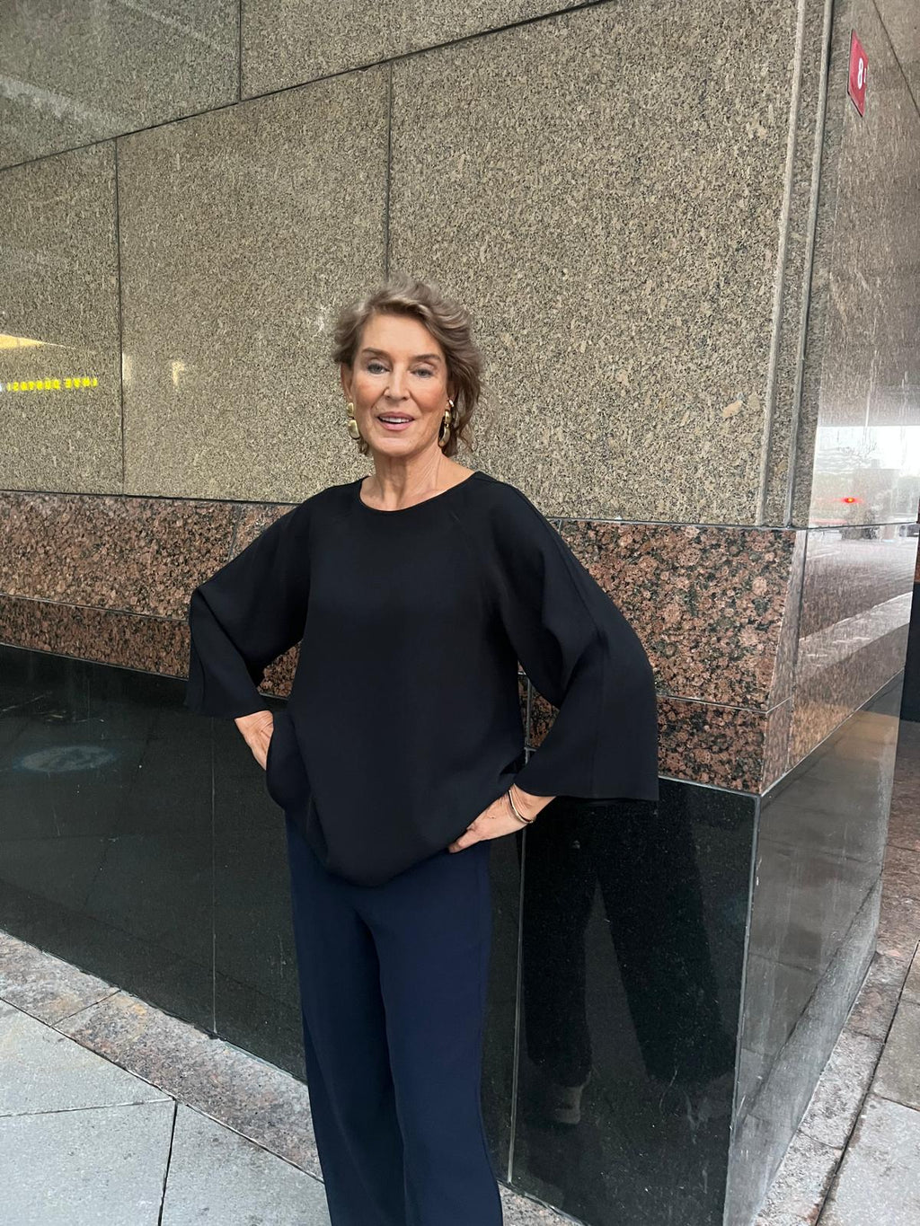 Siyah Krep Rahat Yakası Biyeli Bluz