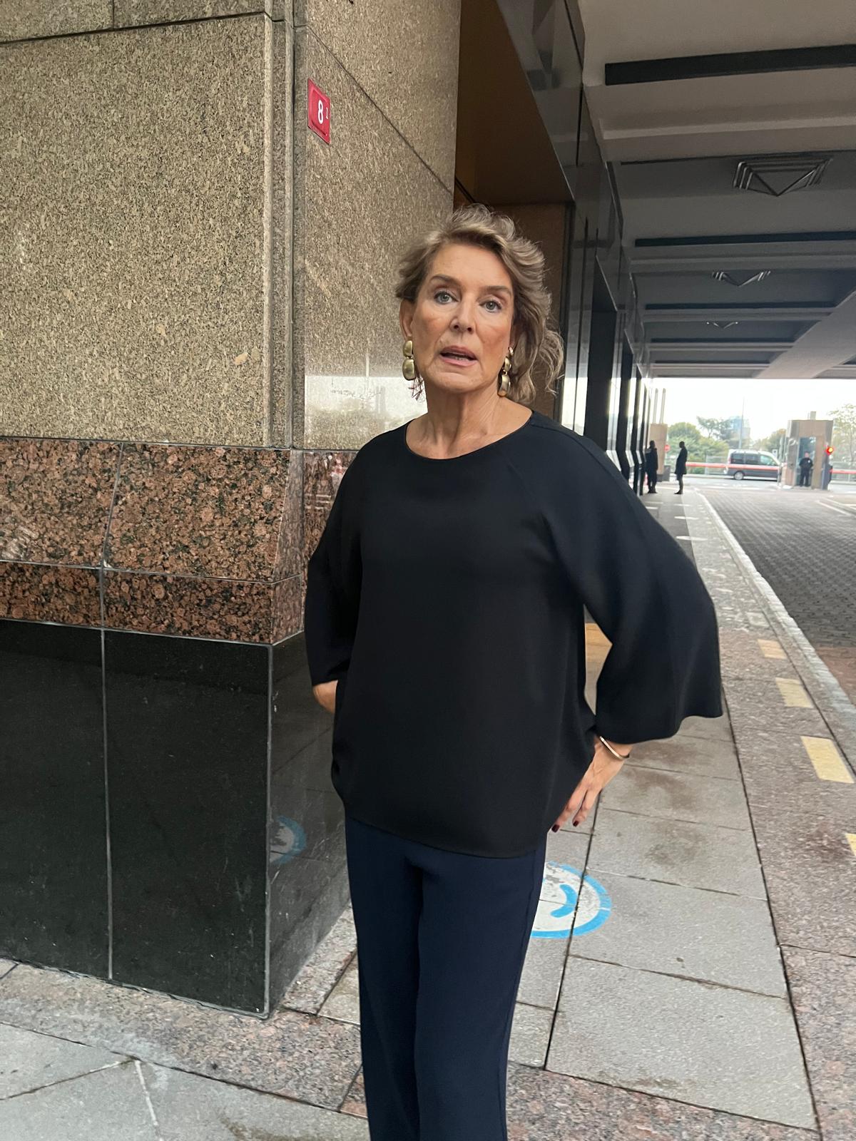 Siyah Krep Rahat Yakası Biyeli Bluz