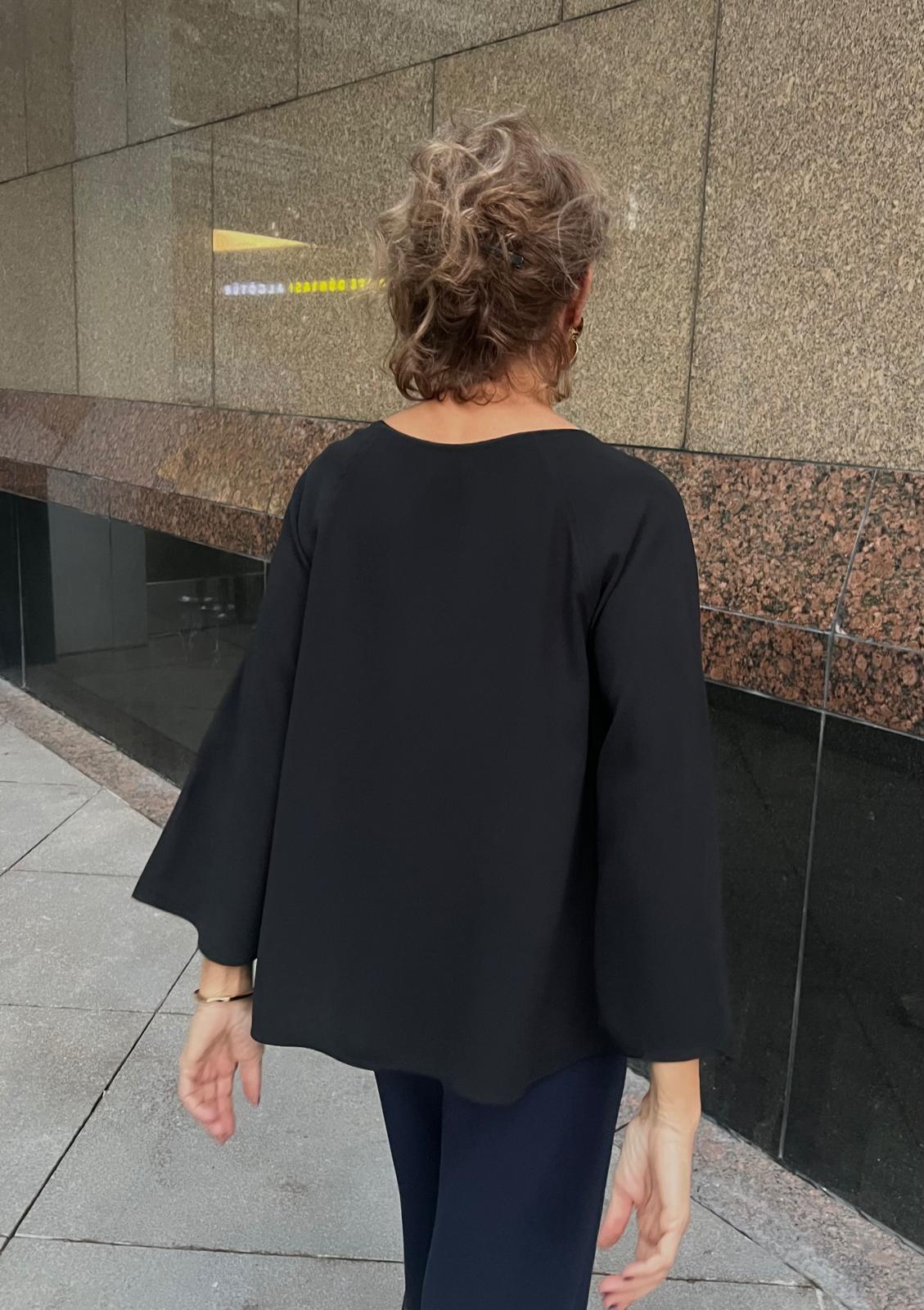 Siyah Krep Rahat Yakası Biyeli Bluz