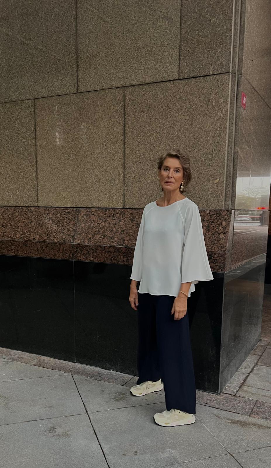 Beyaz Krep Rahat Model Yakalı Saten Biyeli Bluz